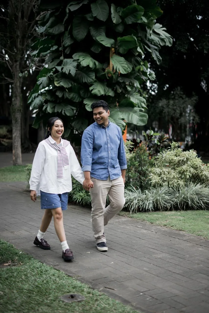 Bima dan Cilla berjalan bergandengan tangan sambil tertawa